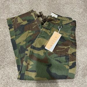 Risen Women's Camouflage Cropped Pants